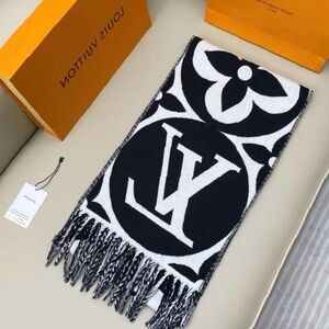 Opulent Louis Vuitton Scarf Bicolor Pattern Everyday